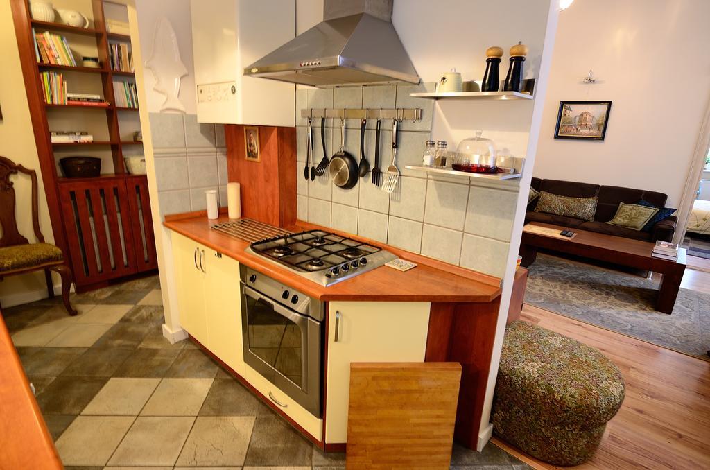 Victus Apartamenty, Adams