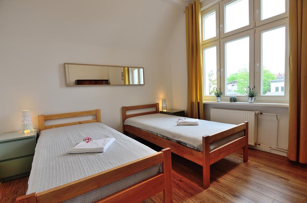 Victus Apartamenty, Adams Lägenhet