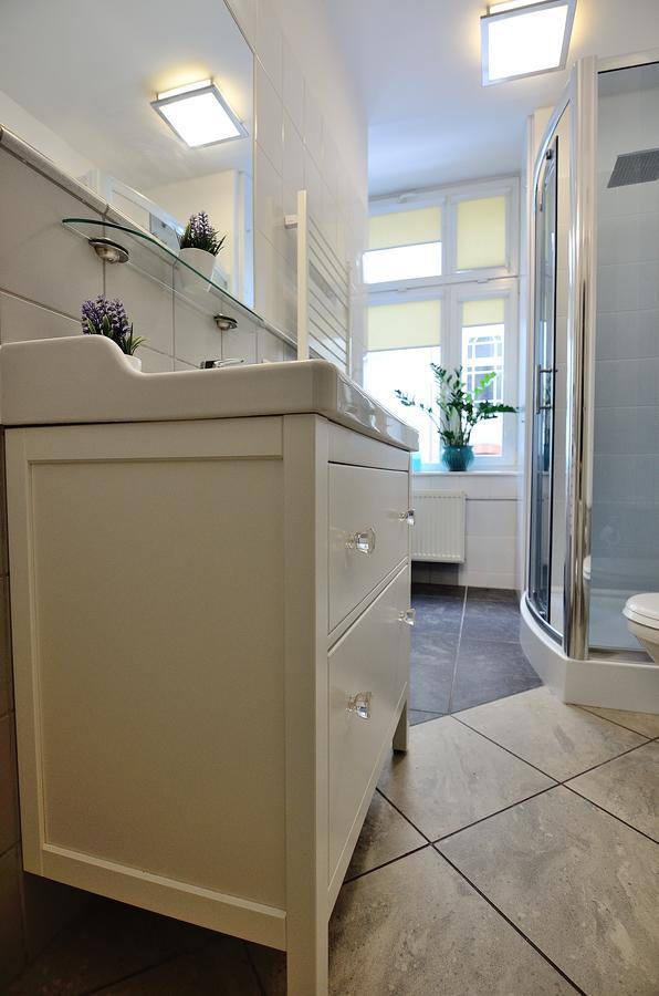 Victus Apartamenty, Adams Lägenhet